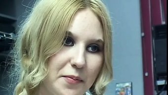 扎著马尾辫的美国女学...