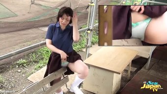 亚洲少女在长椅上公开自慰