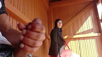 年轻男孩和穆斯林女孩...