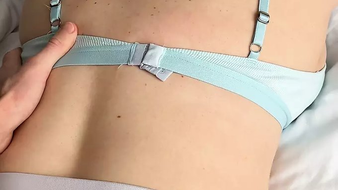 大屁股的少女继妹从她的继兄那里接受按摩