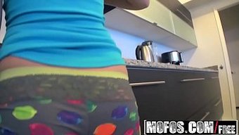 瘦弱的金发少女在床上...