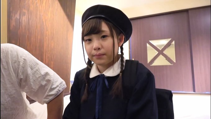 年轻的亚洲少女在铁杆群交中被5个男人内射
