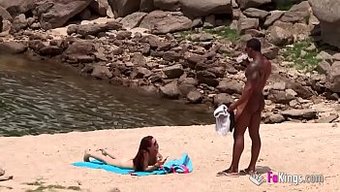 黑人大鸡巴在海滩上遇...