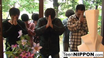日本女孩在被观看时挑...