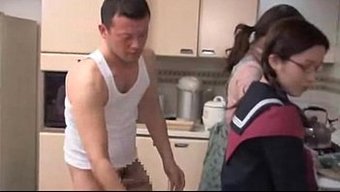 日本女学生摘下眼镜,...