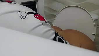 用隐藏的相机在洗手间...