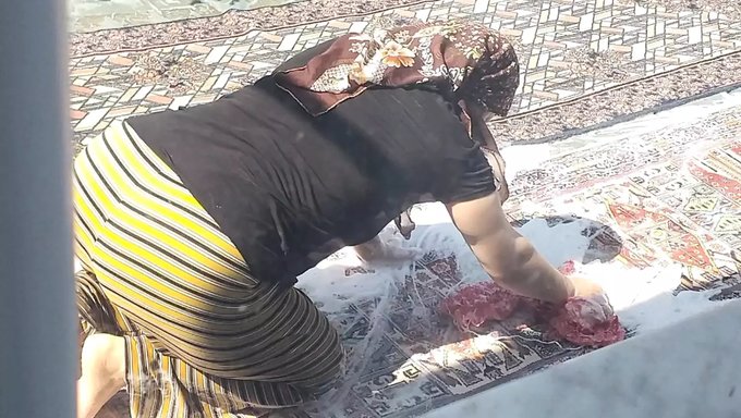 穆斯林前辈女人在公共场合脱衣舞