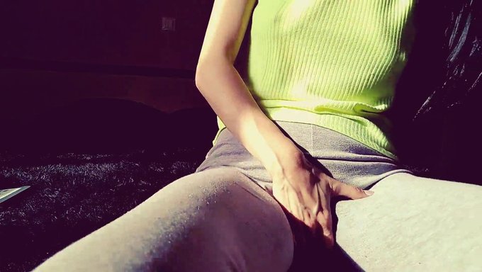 Nimfa被手指刺激的强烈快感导致内裤里的高潮