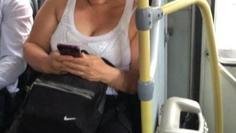 熟女在公车上骑着牛仔...