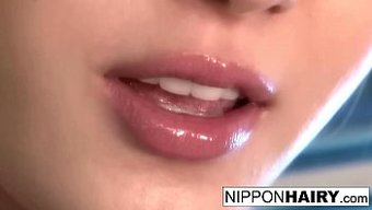 日本少女的性感脱衣舞...