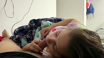 业余继女在继父面前口...