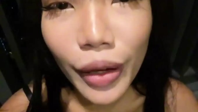 Emma Thai的亚洲朋友在厨房里抓住她,同时自慰