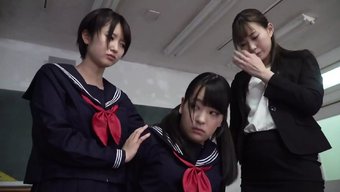 高中生享受秘密的快感