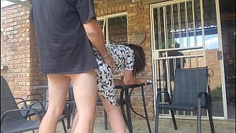一对夫妇的户外暴露会...