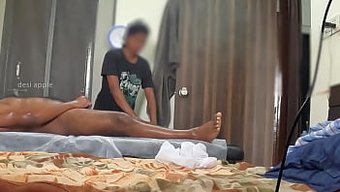 一个水疗女孩对一个黑...
