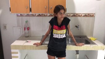 漂亮的继妹在新房子里...