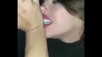 火辣的场景,友好的女...