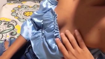 一个身材完美的女人在...