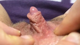 手指挑逗,接着撸起硕大的阴蒂,直到高潮喷发。