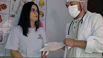 医院的手套和一个上锁的房间让她的检查变成了麻烦