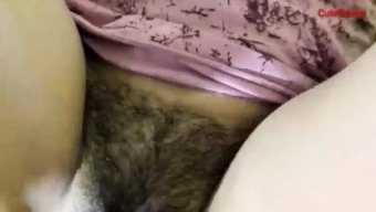 少女学生在宿舍房间里...
