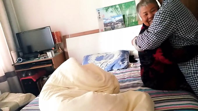 在这个视频中体验成熟女人阴部的性感