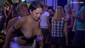 骑乘视频中的肛交和手...