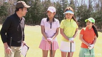 亚洲少女裸体打高尔夫...