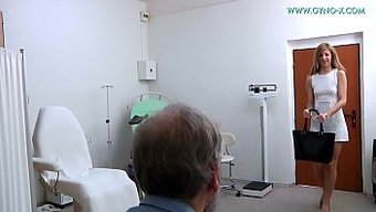 裸体病人从医生的手上...