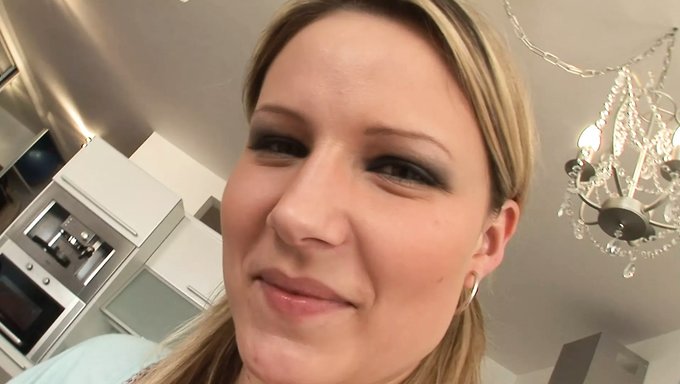 金发炸弹samantha Jolie在女同性恋自慰中上课