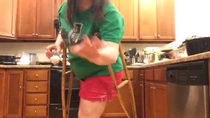 毛茸茸的双性恋女孩在极端视频中拥有大自然的乳房