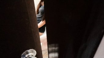 熟女和继妹在卧室里变...