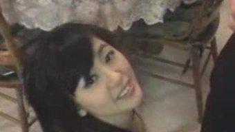 小胸部的亚洲妻子被面...