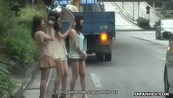 亚洲少女团体在车里舔...