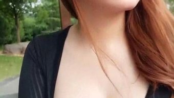 业余中国女孩在公共网...