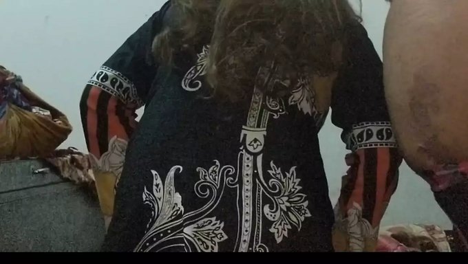 大学朋友们在宿舍房间里尝试口交和肛交