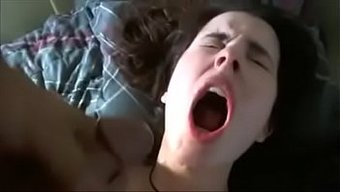 Sis和继兄在家里热情做爱