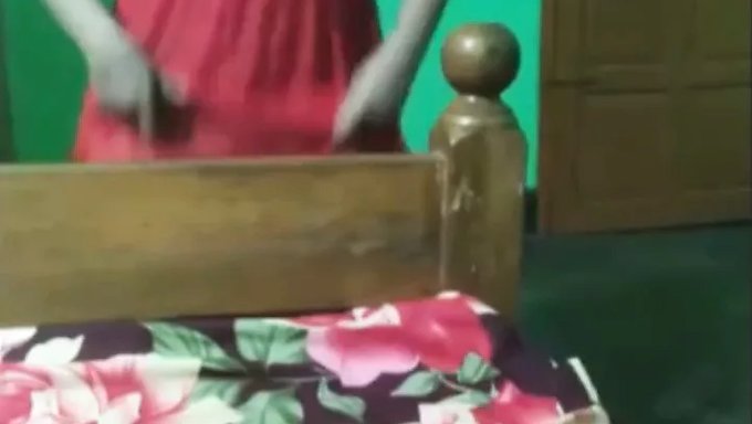 丰满的熟女穿着丝袜展示她的动作