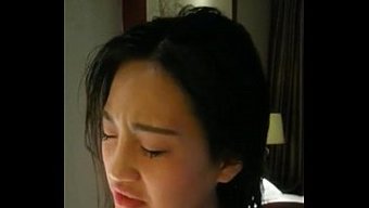 小胸部的亚洲少女在镜...