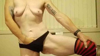 双性恋女人穿着袜子自慰