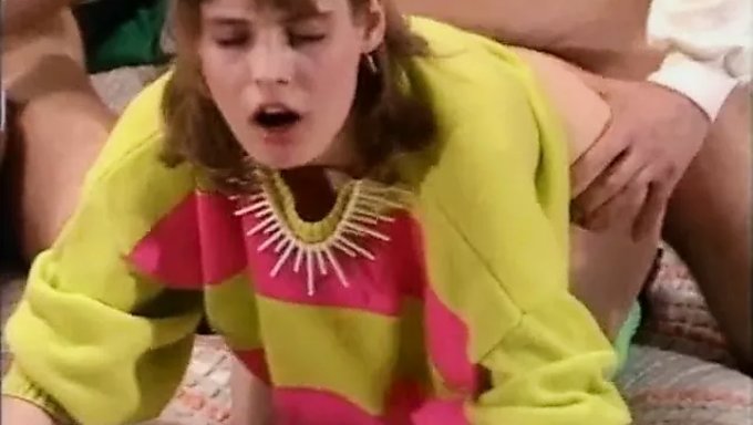 经典老式视频中的大自然乳房和精液吞咽