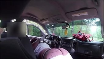 两姐妹给一根大黑屌一...