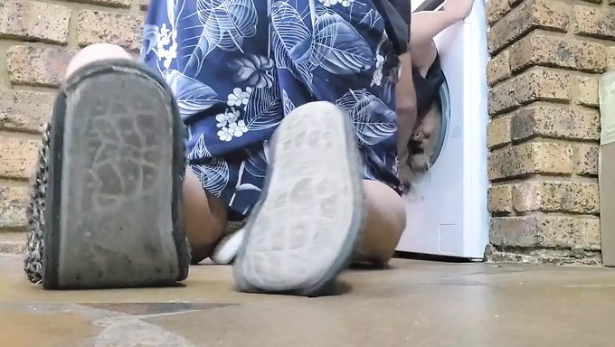 大鸡巴和屁股在行动:手指操我的继母