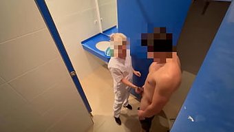 健身清洁女孩在公共场...