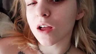 近距离观看年轻女子的...