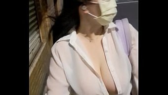 在这个社交工作视频中...