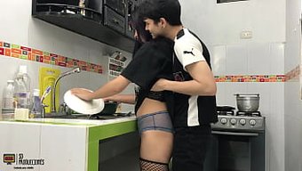 在厨房发现我性感的继...