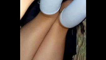 美丽的拉丁女人得到一...