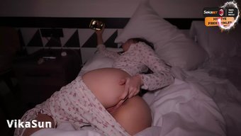 漂亮的黑发美女在她最...