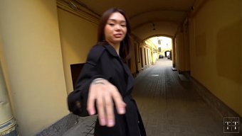 学生色女带陌生人回家...